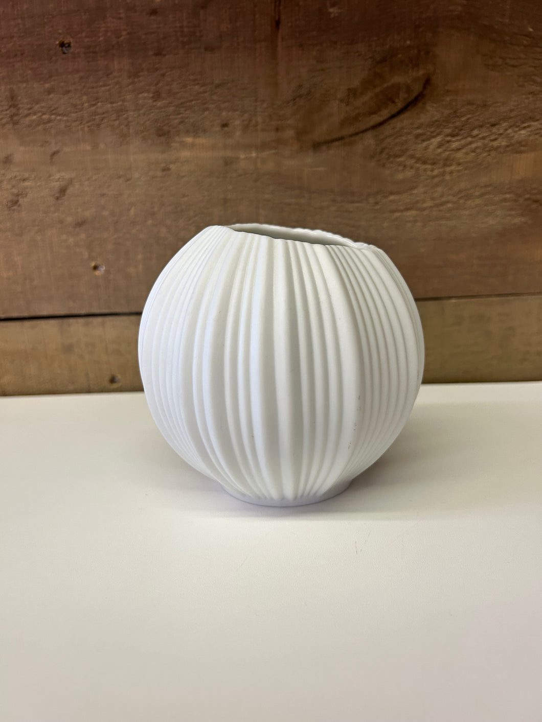 Kaiser round lined vase