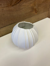 Load image into Gallery viewer, Kaiser round lined vase
