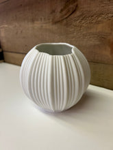 Load image into Gallery viewer, Kaiser round lined vase
