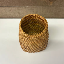 Load image into Gallery viewer, Wicker penholder
